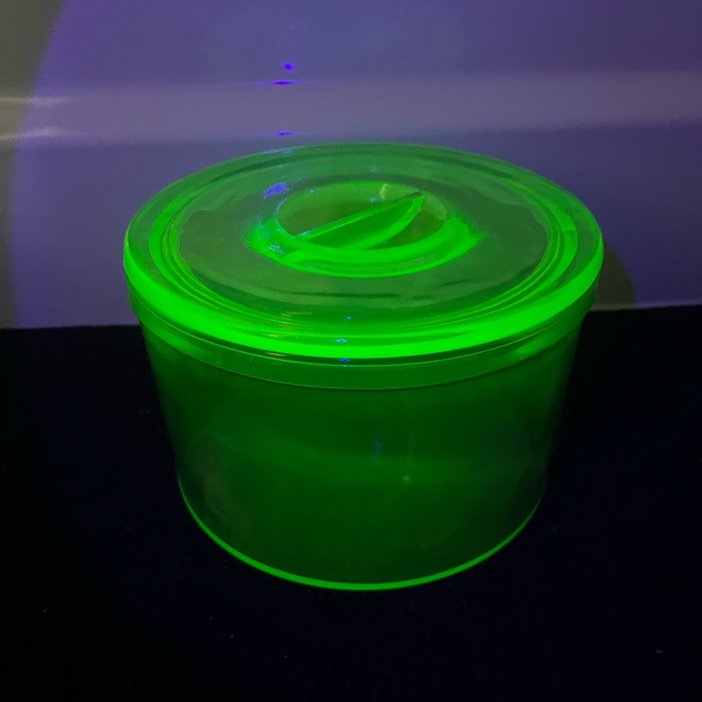 6” Round Unmarked Uranium Glass Refrigerator Dish